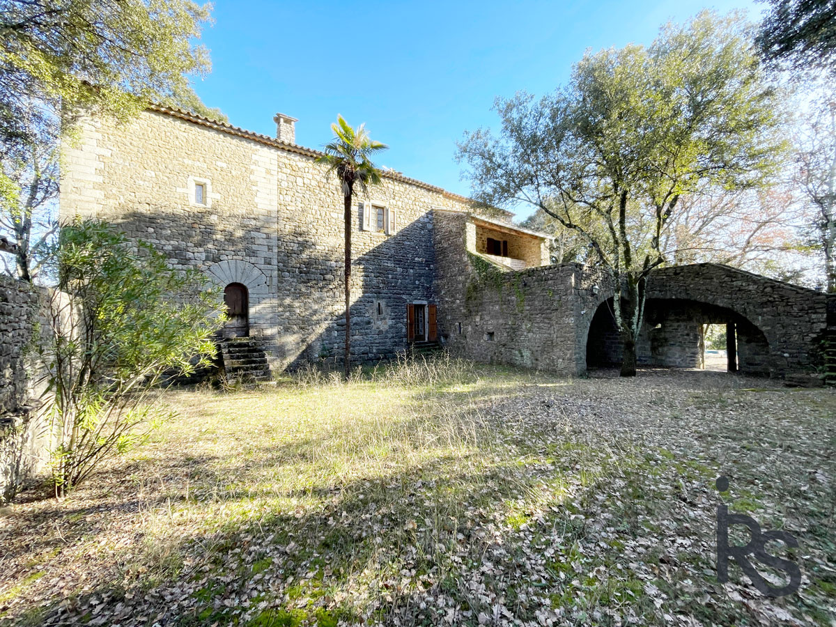 Ferme fortifiée de 260 m2 datant du XIIème siècle et 3,86 h