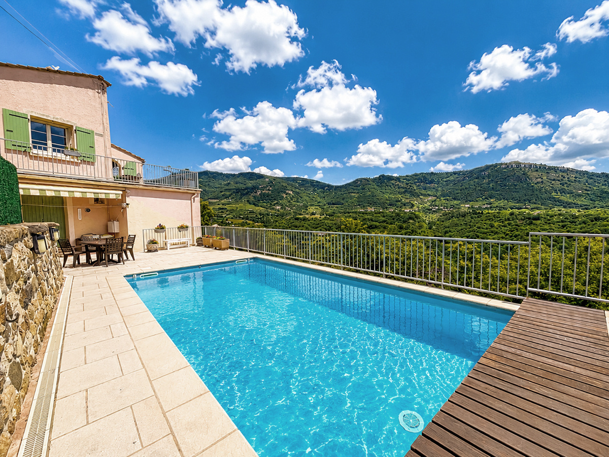 Une villa de 157 m2 avec une vue imprenable, une piscine cha