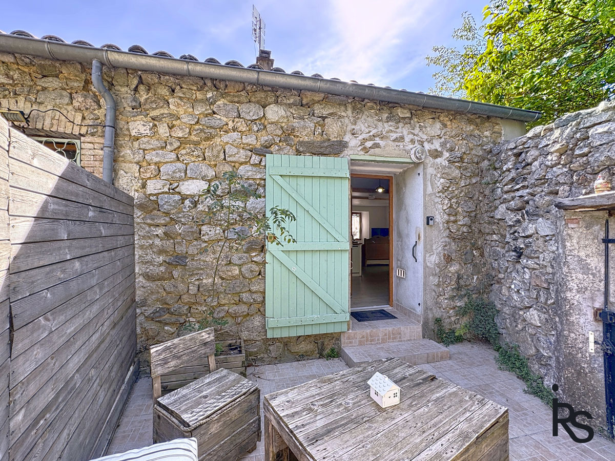Maison de village avec un gîte, une petite cour et deux terr
