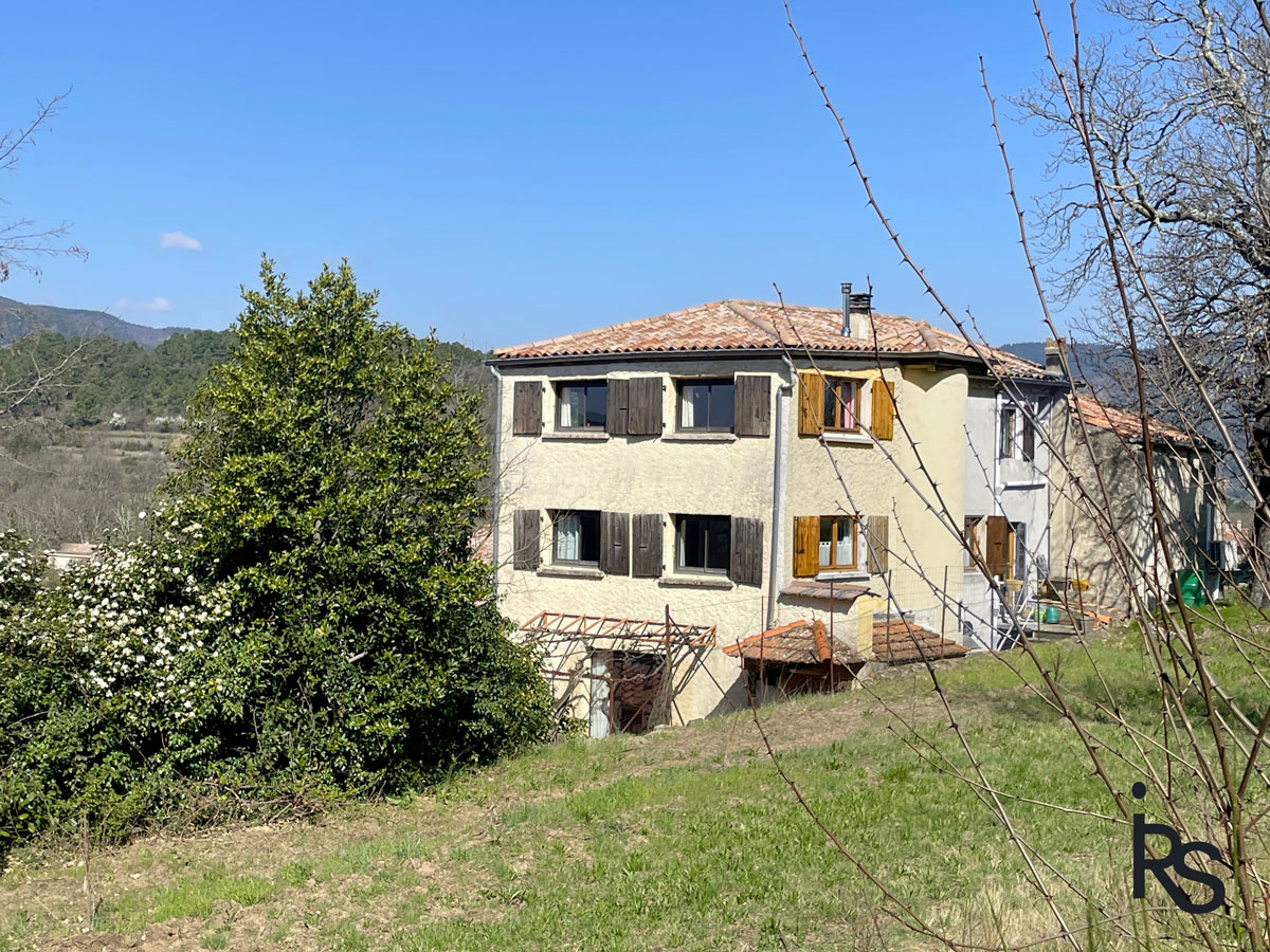 Une lumineuse maison de village de 167 m2 avec 5259 m2 de te