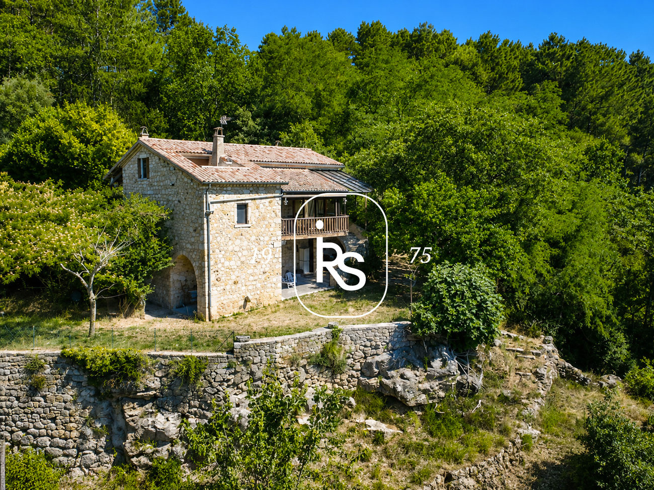 Une maison en pierre de 221 m2 avec 1,83 ha de terrain arbor