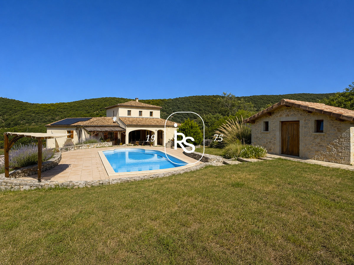Une villa de caractère de 124 m2 avec piscine, garage et dép